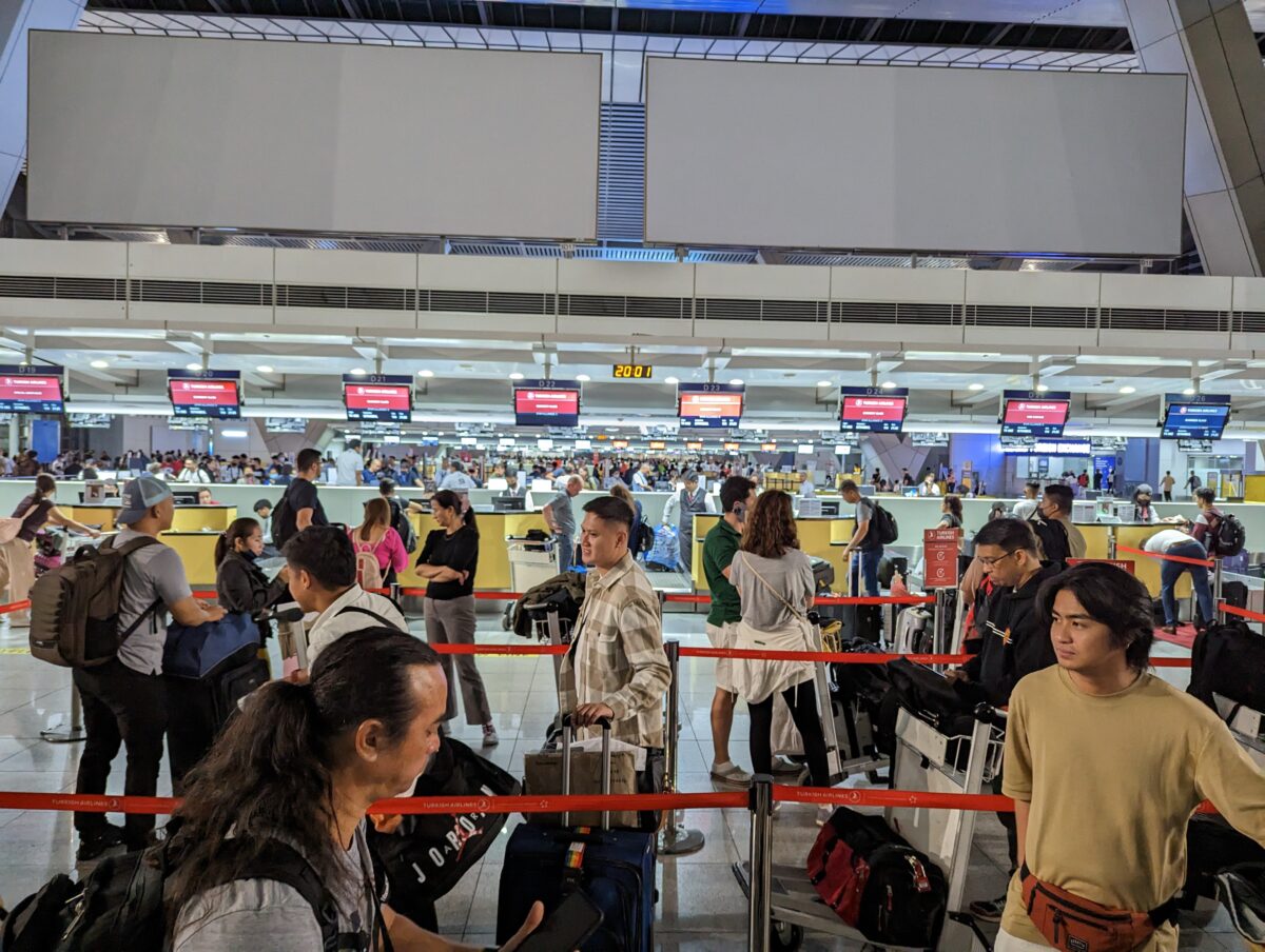 Crowds at the check-in desk at Manila Airport